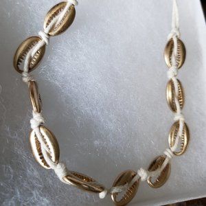 2/20$ NWT 3 Row layered shell choker necklace